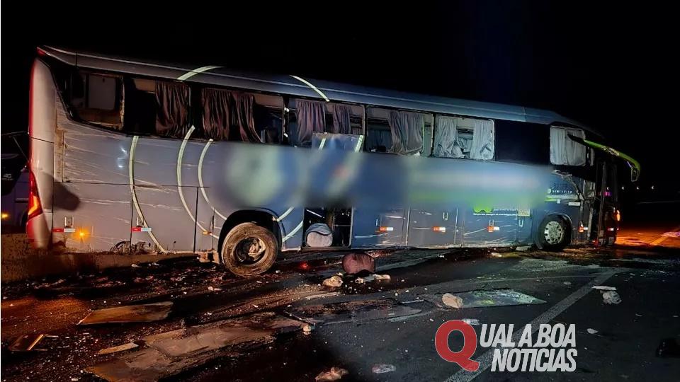 Ônibus com 35 pessoas tomba na BR 376 e duas ficam feridas