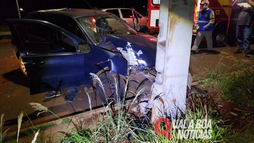 Ao desviar de cachorro: Carro bate em poste e três pessoas ficam feridas, em Cascavel