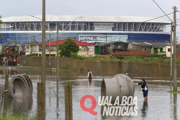 Arena do Grêmio faz limpeza nos vestiários após enchente; veja