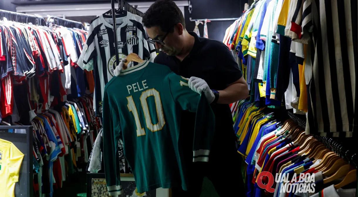 Brasileiro entra no Guinness com maior coleção de camisas de futebol do mundo