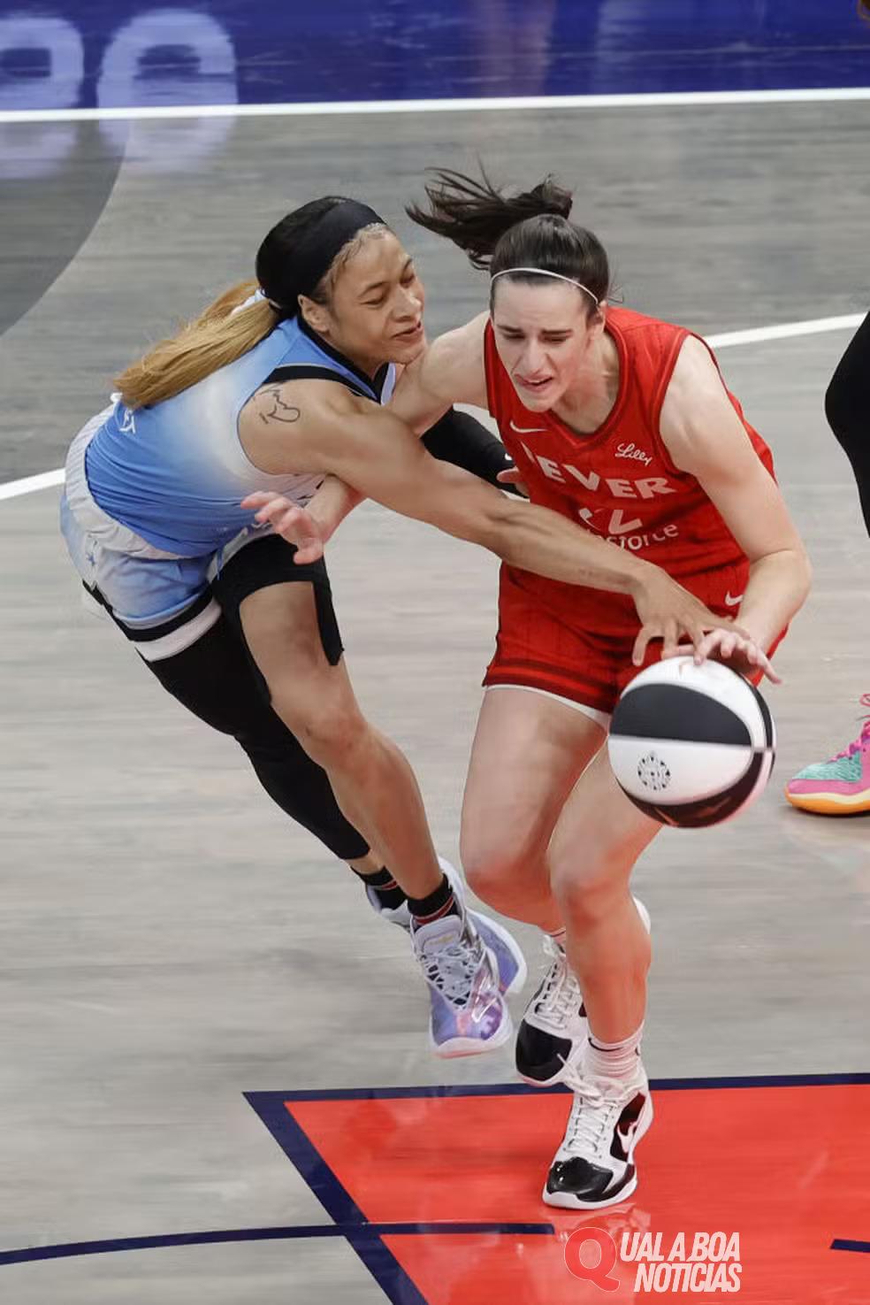 Caitlin Clark sofre falta pesada, lance viraliza e WNBA revisa punição