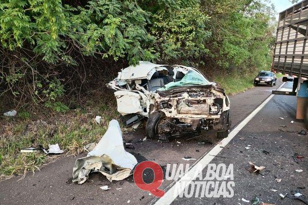 Colisão entre Hilux e caminhão deixa motorista em estado grave na PR-323, em Umuarama