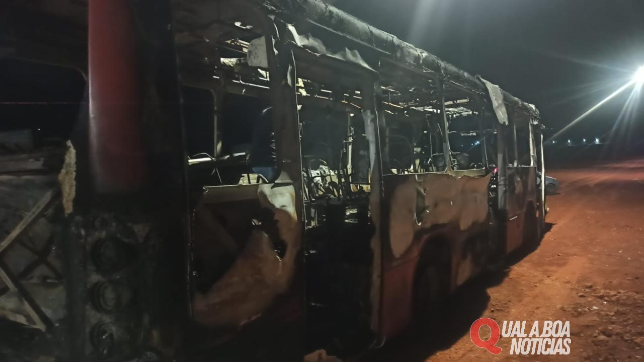Em Toledo: Ônibus pega fogo e é totalmente destruído na PR-182