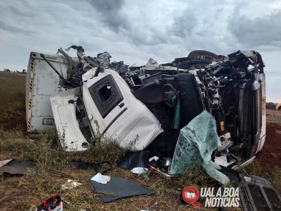 Grave acidente entre dois caminhões é registrado na PR-182, em Maripá
