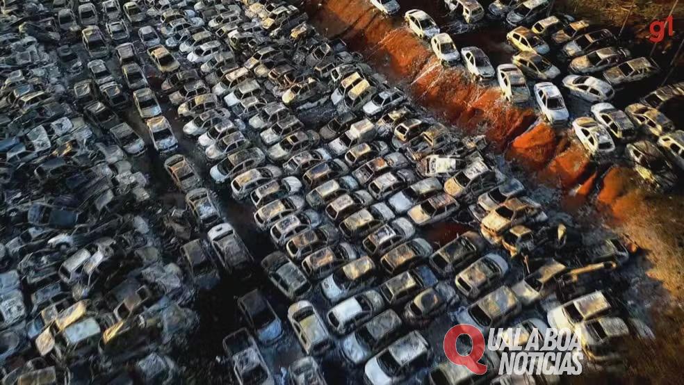 Incêndio destrói pátio de veículos apreendidos da Polícia Civil de Londrina; Estima-se que incêndio destruiu mil veículos apreendidos