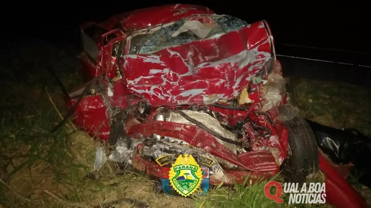 Motorista morre após atropelar animal e bater de frente com caminhão no PR
