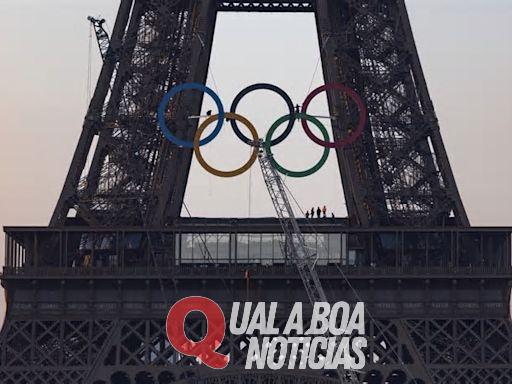 Paris instala anéis olímpicos na Torre Eiffel; veja imagens