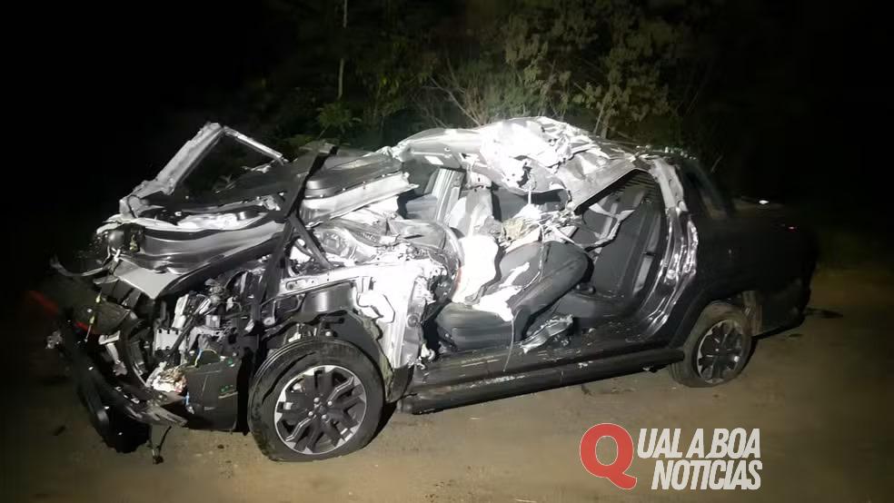 Três pessoas ficam feridas após picape ser destruída ao bater na traseira de caminhão que fazia retorno na BR-376, no Paraná