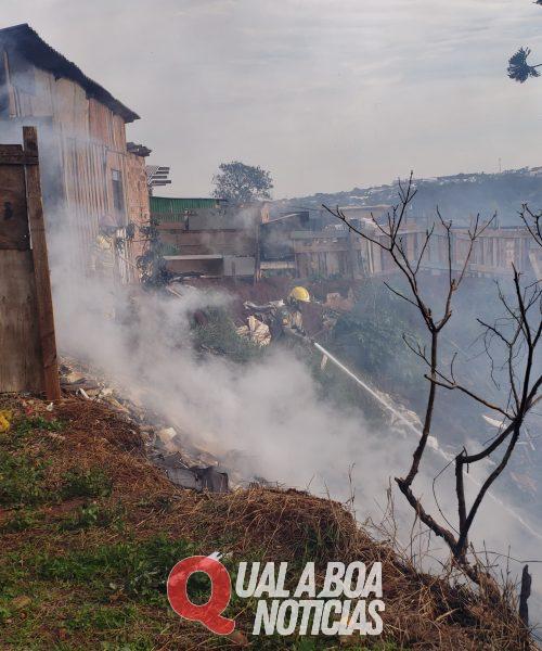 Urgente: Incêndio ameaça estrutura de casinhas no Bairro Cascavel Velho
