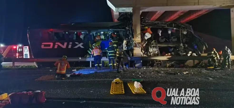 Acidente com ônibus no interior de SP mata 10 pessoas e fere 42