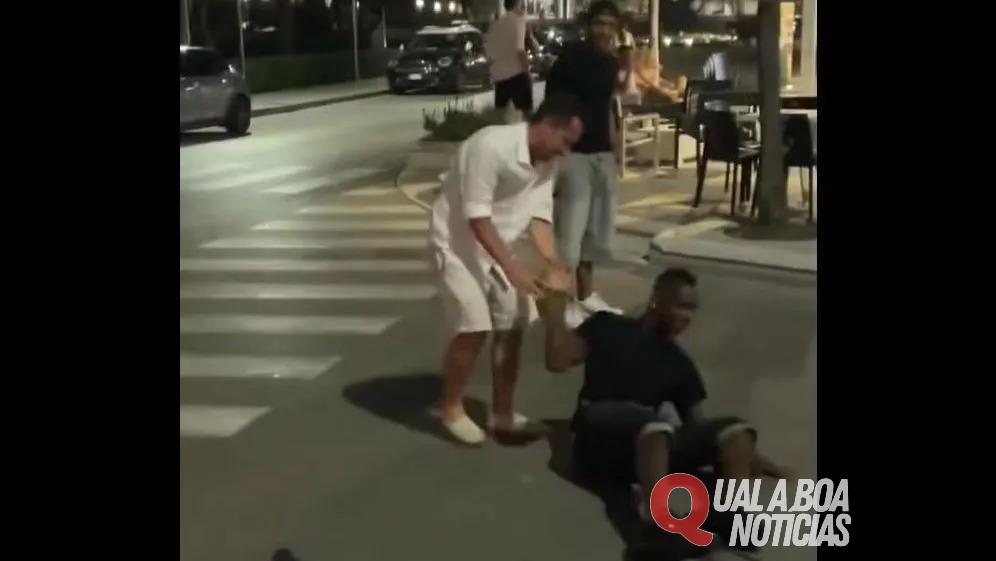 Balotelli é filmado caído em rua na Itália e desabafa nas redes; vídeo