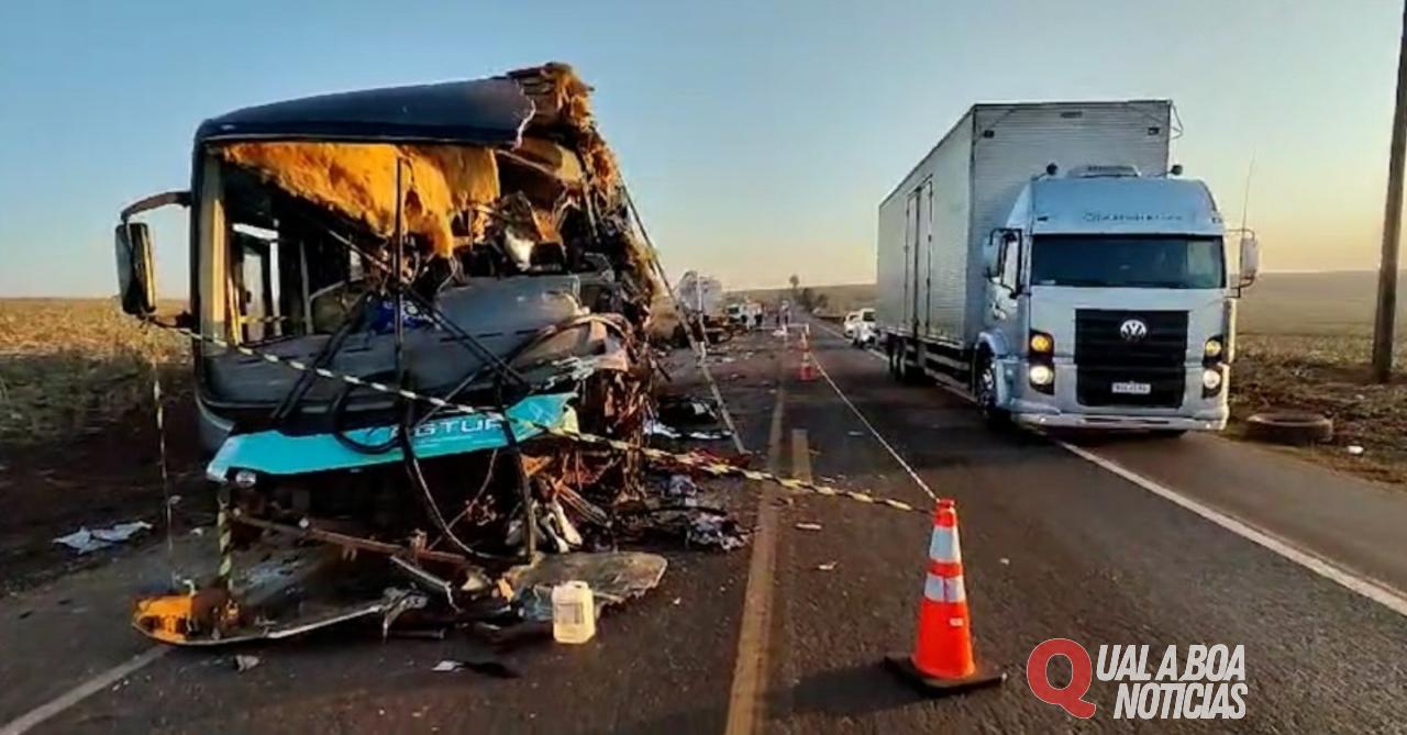 Duas mortes em acidente com ônibus de trabalhadores e caminhão em Assis Chateaubriand