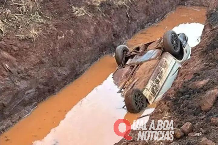 Homem morre afogado após carro cair em canal no PR