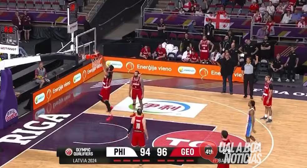 Jogador da Geórgia tenta fazer cesta contra no Pré-Olímpico de basquete e erra