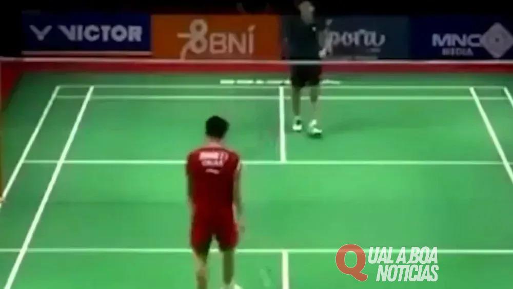 Jogador de badminton de 17 anos morre após desmaiar em quadra