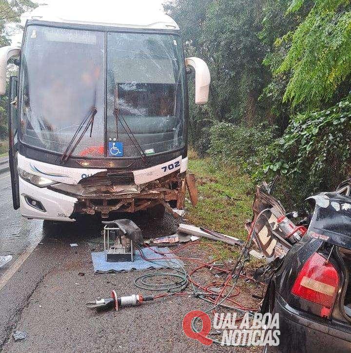 Jovem morre em acidente entre carro e ônibus na PR-182