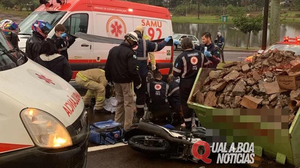 Motociclista morre após atingir caçamba de entulho no centro de Cascavel