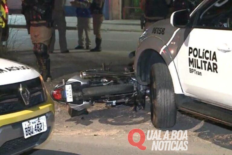 Motoqueiro passa empinando por blitz e bate em viatura no PR