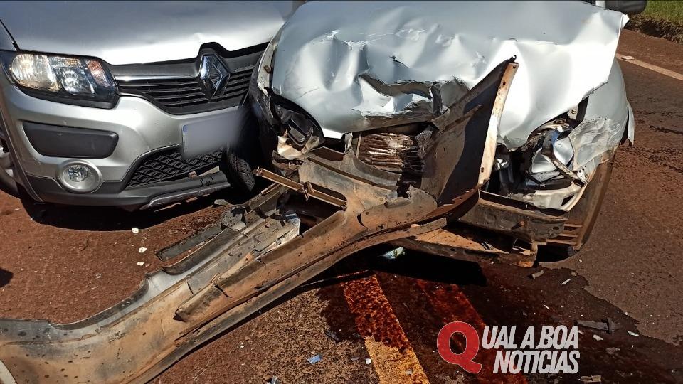 Motorista tenta fazer ultrapassagem e bate de frente com outro carro na PR-585