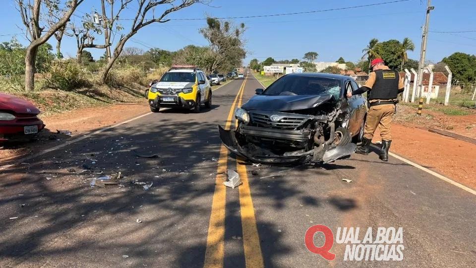 Na Região: Motociclista fica em estado grave em batida com dois carros
