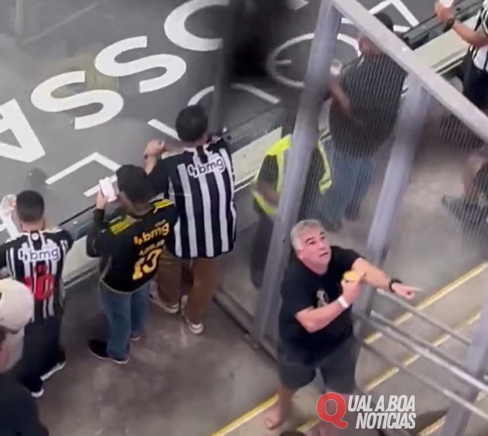 Torcedor do Atlético-MG faz gestos racistas em direção à torcida do Flamengo; assista