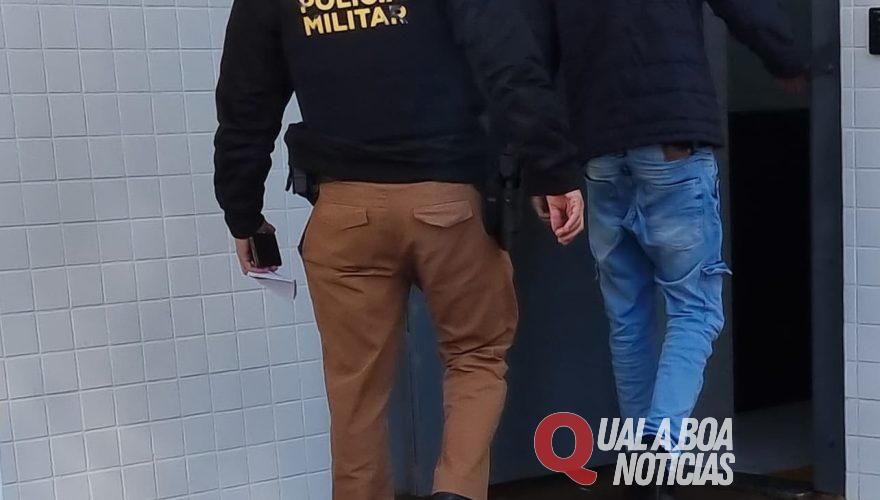 Aluno é flagrado enrolando cigarro de maconha dentro da sala de aula