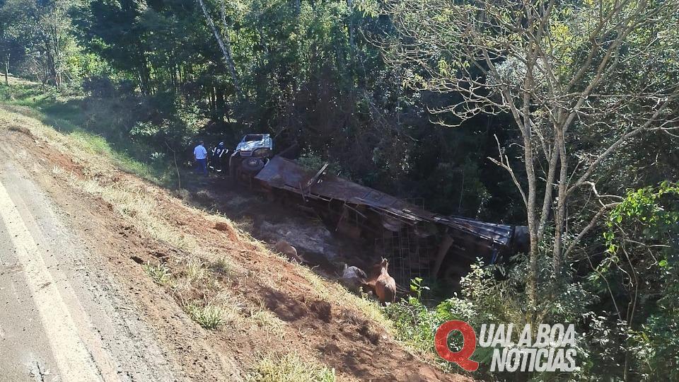 Caminhão na contramão provoca capotamento de carreta na PR-466 na região central do Paraná
