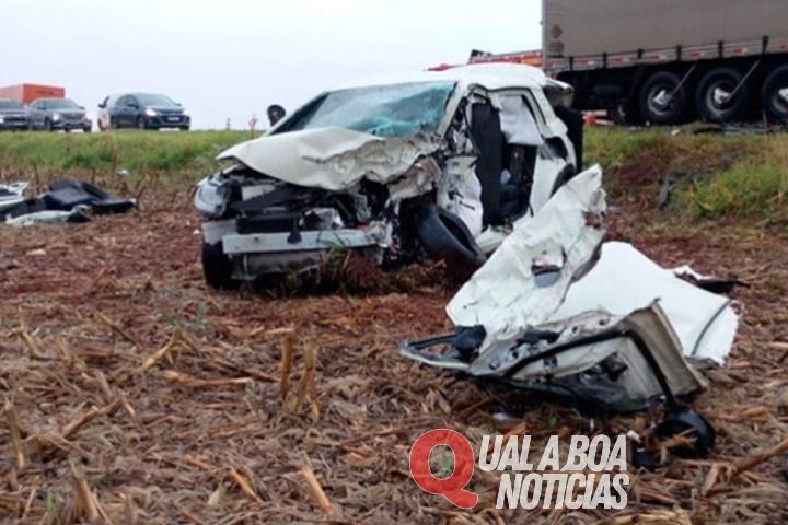 Colisão frontal deixa uma pessoa morta e duas feridas em Campo Mourão