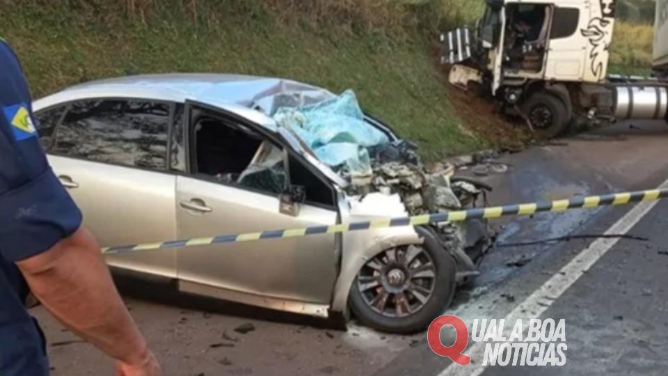 Duas pessoas morrem em acidente na BR-277 entre carro e caminhão