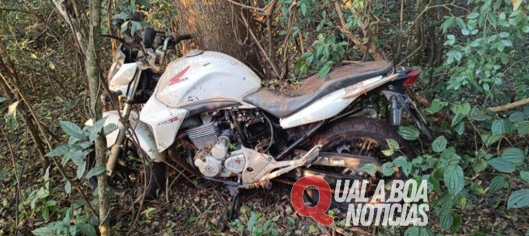 Em Pato Bragado: Moto roubada é recuperada pela PM em meio a mata