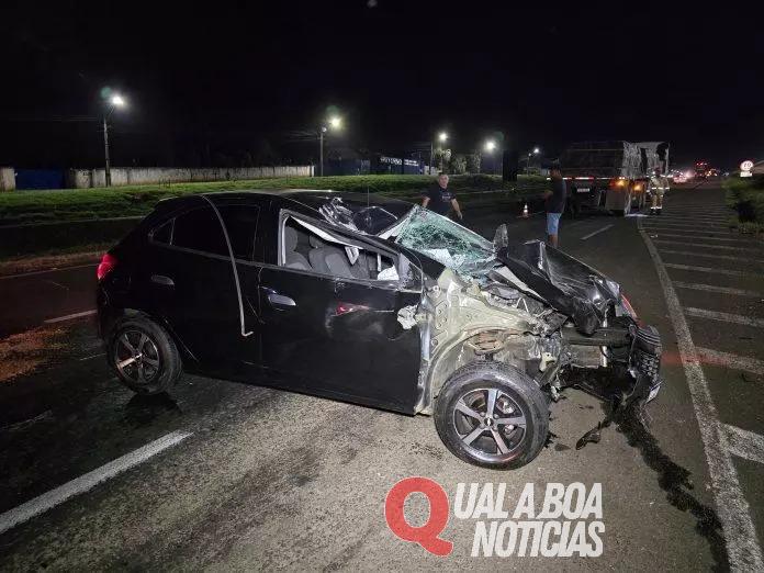Grave acidente entre carro e bitrem deixa motorista ferido na BR-369 entre Cambé e Londrina