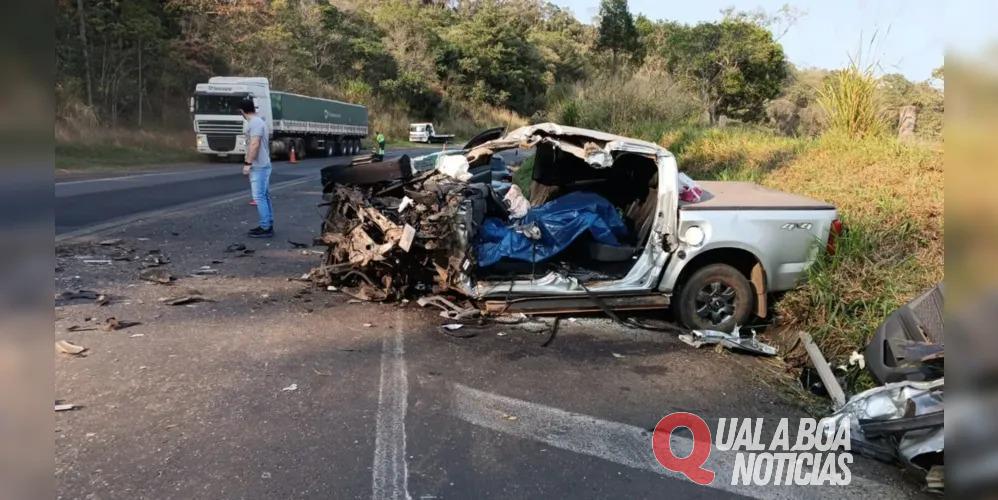 Homem morre em colisão lateral contra caminhão, na BR-376