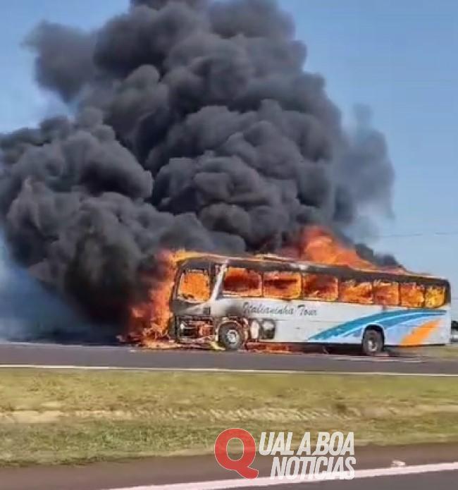 Incêndio destrói ônibus na BR-277 em Matelândia