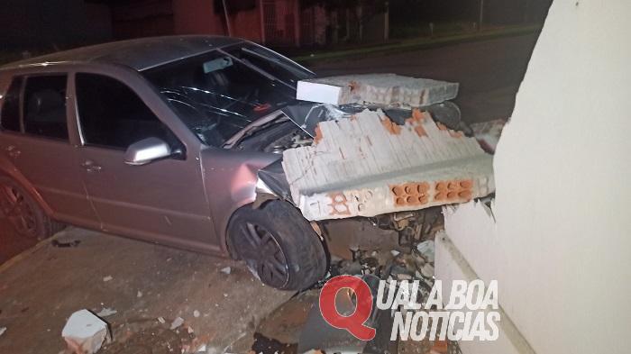 Motorista perde controle, derruba muro de residência em Toledo; Condutor foge após o acidente