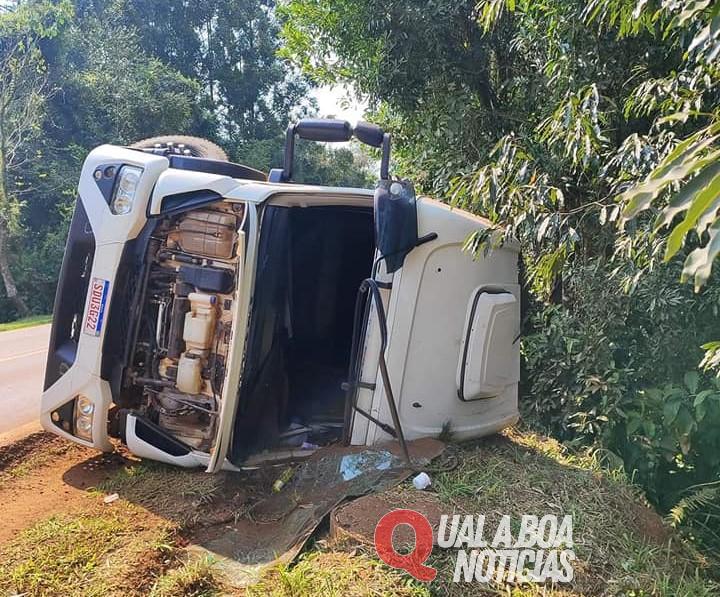 Motorista perde o controle e caminhão de leite tomba na PR-473 em Quedas do Iguaçu