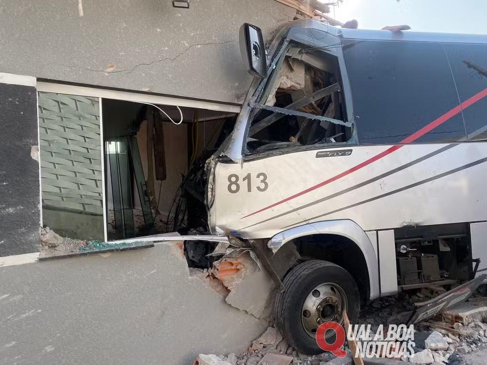 Na Região: Uma pessoa morre e seis ficam feridas após motorista de micro-ônibus perder o controle e bater em duas casas