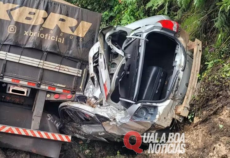 No Paraná: Bebê que sai ileso de carro prensado por caminhão na BR-277