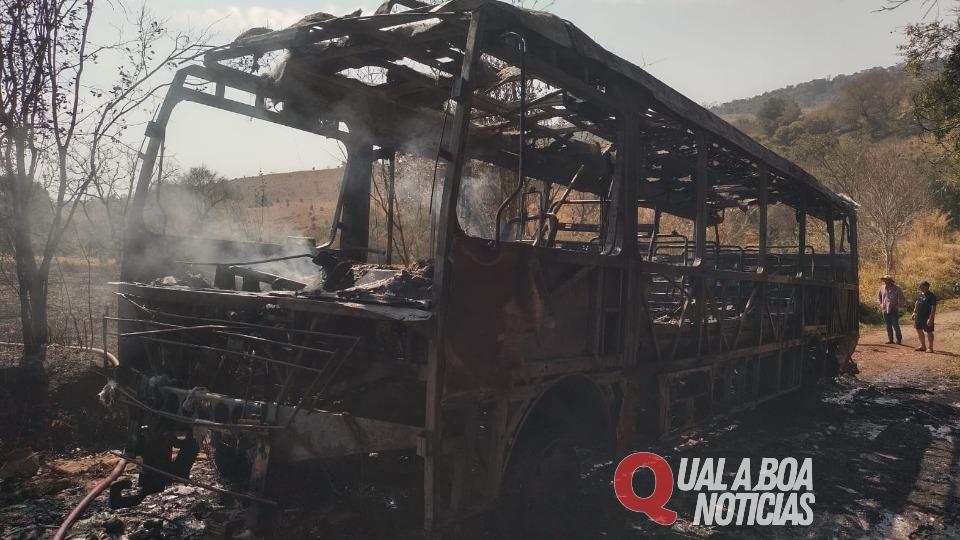 Ônibus escolar pega fogo e fica destruído no Paraná