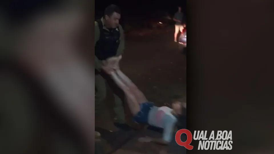 PM dá tapas, chutes, puxão de cabelo e arrasta mulher no chão durante abordagem no Paraná