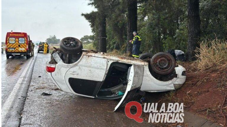 Após aquaplanar carro capota e bate contra árvore na BR-163, em Santa Tereza do Oeste
