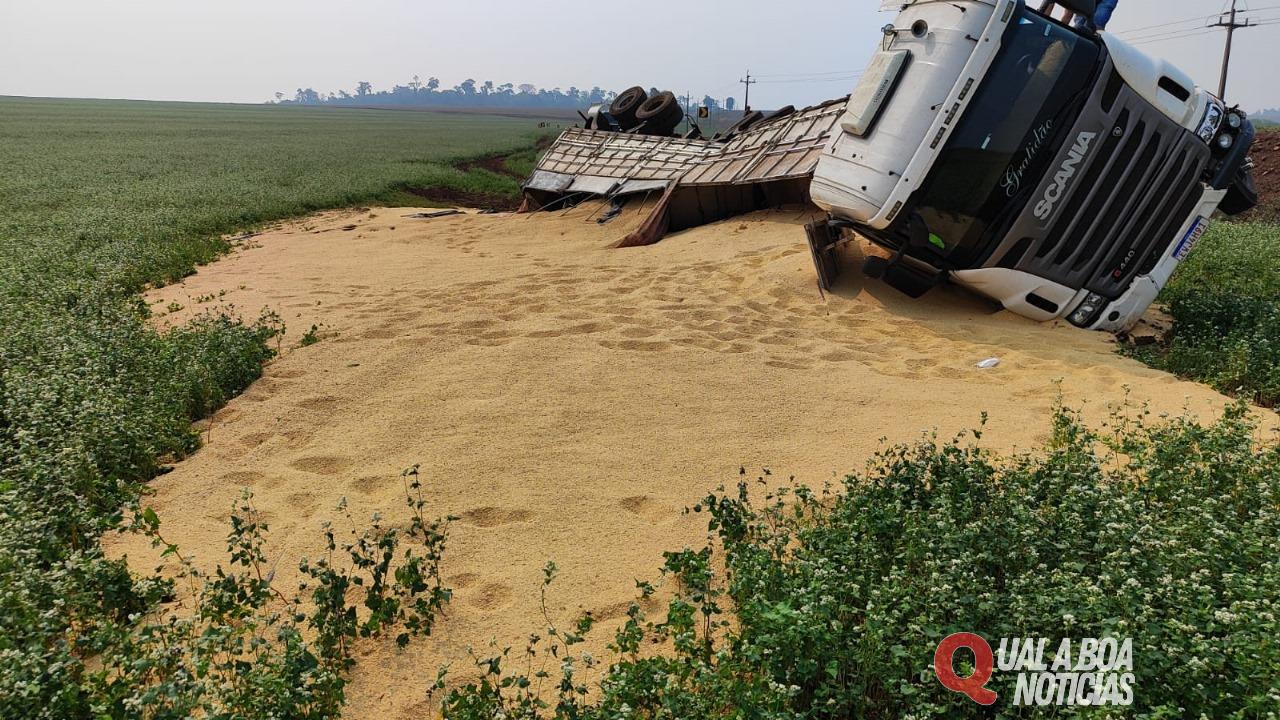 Caminhão carregado de farelo de soja tomba na PR-182 em Maripá