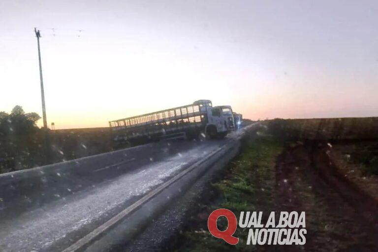 Caminhão fica atravessado na PR 239 fechando a pista, próximo a Vila Nova