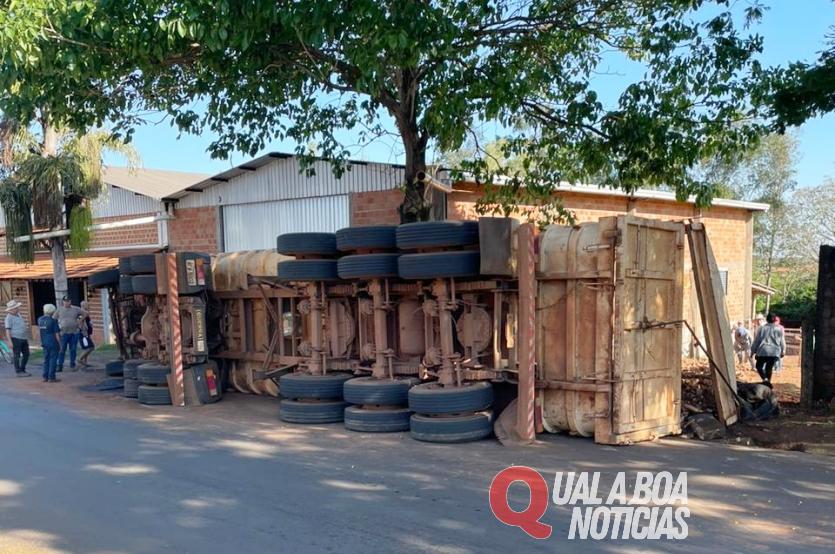 Caminhão que transportava mandioca tomba em Francisco Alves e carga atinge pedestre