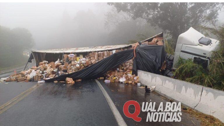 Carga é saqueada durante acidente na BR-376, deixando quatro feridos e um morto