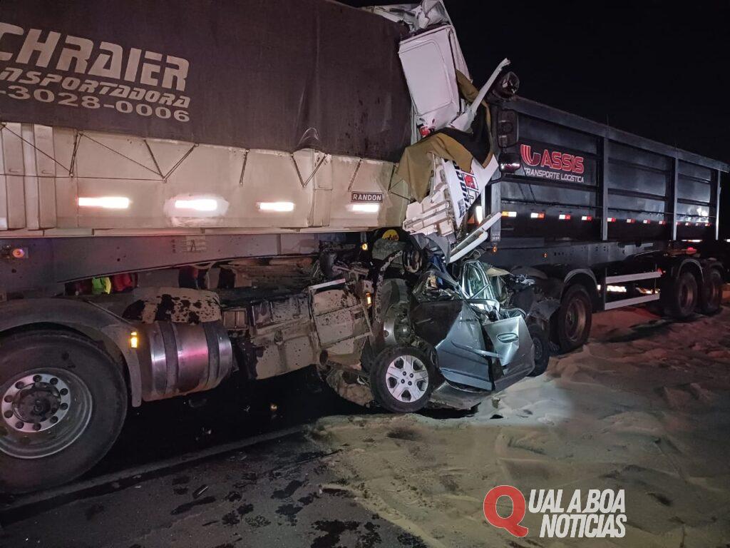 Carro é prensando entre caminhões e seis pessoas morrem esmagadas no Paraná