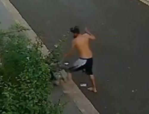 Cenas fortes: veja o momento em que homem é morto a golpes de facão após invadir casa da ex