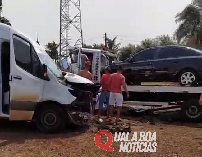Colisão entre van e caminhão guincho é registrada na PR-317 em São José das Palmeiras; Motorista fica preso nas ferragens