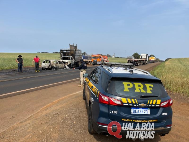 Colisão frontal na BR-373 deixa motorista gravemente ferido e veículos são destruídos por fogo