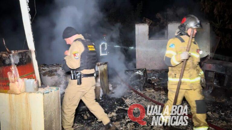Corpo carbonizado é encontrado após incêndio destruir residência, na Região