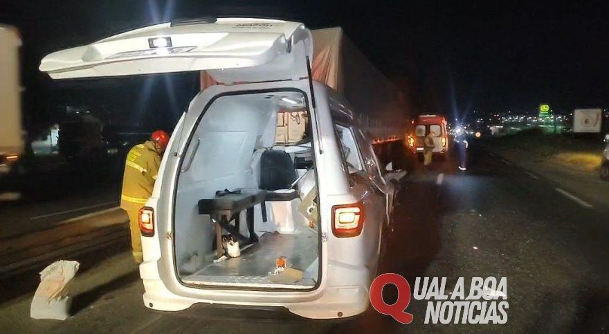 Grave acidente é registrado na PR-151 em Ponta Grossa; Condutor de ambulância morre no local